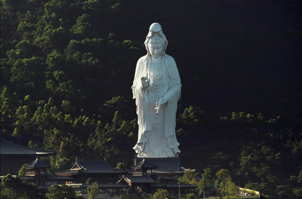 A estatua de bronze mais alta do mundo de Guanyin no templo de Chi Shan construído por Li Ka-Shing 慈 山寺 觀 音像