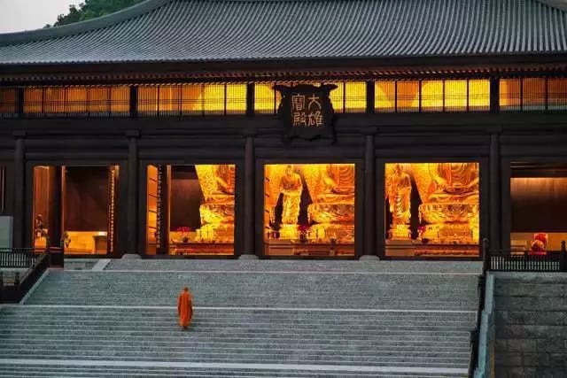 Salão principal no mosteiro de Tsz Shan |  慈 山寺 大雄寶殿