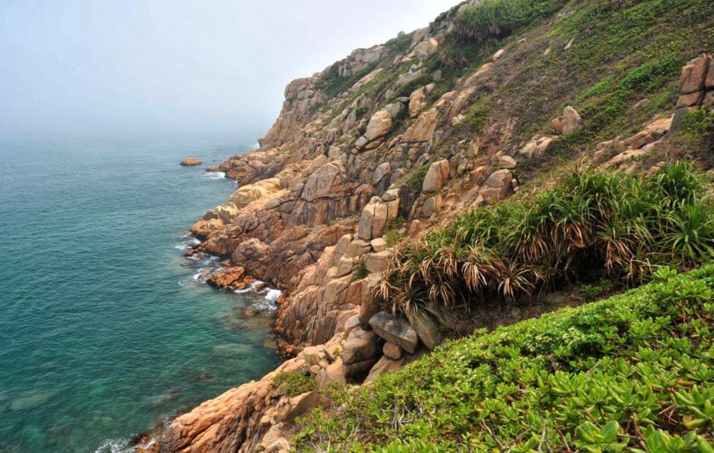 Rugged granites and rocky cliffs at Tai Tau Chau at Shek O | 石澳大頭洲 | 香港攀岩聖地