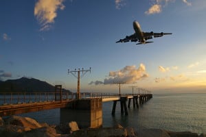 Aeronautical lights and airplane landing at Hong Kong Airport | 香港機場航空導航燈