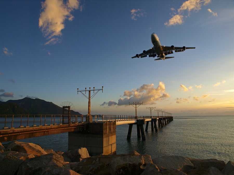 Aeronautical lights and airplane landing at Hong Kong Airport | 香港機場航空導航燈