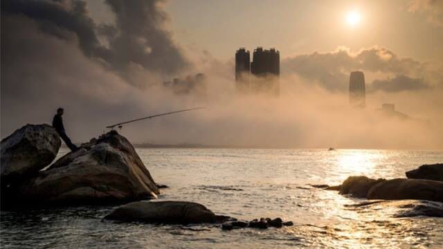 Fog in Spring (Lohas Park seen from Lei Yue Mun) 香港春霧 （從鯉魚門看日出康城）